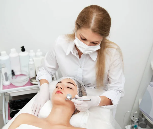 Mujer Recibiendo Tratamiento Belleza Facial Por Ultrasonido Centro Spa Médico — Foto de Stock