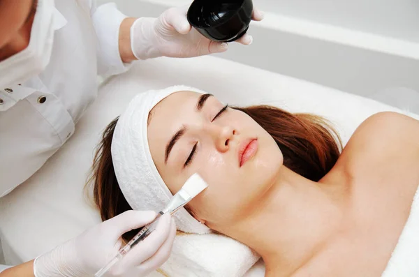 Mujer Recibiendo Tratamiento Belleza Facial Centro Spa Médico Concepto Cuidado — Foto de Stock