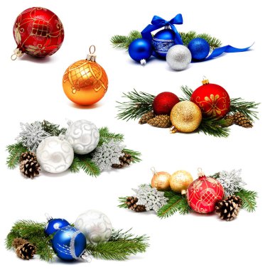 Fotoğraf koleksiyonu. Noel süslemeleri. Kırmızı, mavi, köknar kozalakları ve köknar dalları beyaz arka planda izole edilmiş. 
