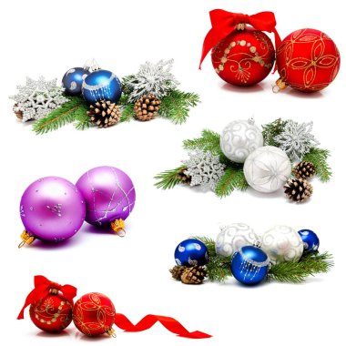 Fotoğraf koleksiyonu. Noel süslemeleri. Kırmızı, mavi, köknar kozalakları ve köknar dalları beyaz arka planda izole edilmiş. 