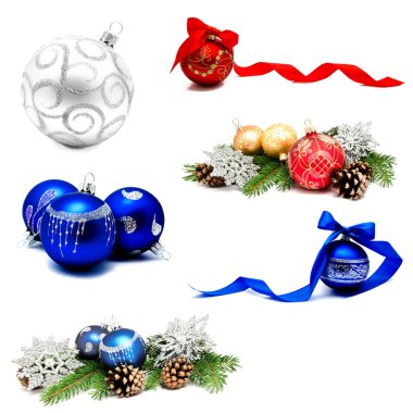 Fotoğraf koleksiyonu. Noel süslemeleri. Kırmızı, mavi, köknar kozalakları ve köknar dalları beyaz arka planda izole edilmiş. 