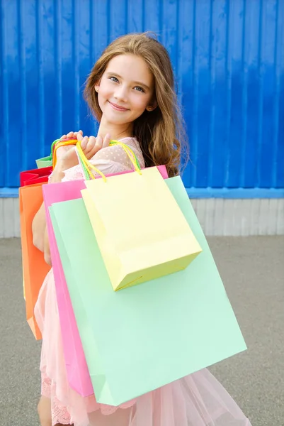 Vackra Glada Leende Liten Flicka Barn Håller Shoppingkassar Nära Köpcentret — Stockfoto