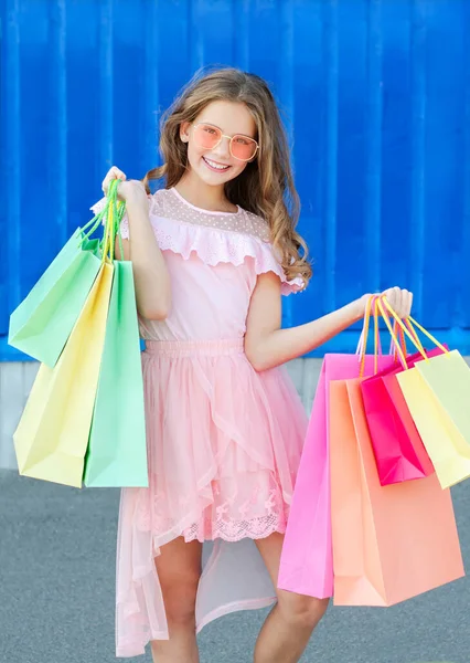 Hermosa Niña Sonriente Feliz Gafas Sol Está Sosteniendo Bolsas Compras —  Fotos de Stock