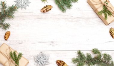 Mutlu Noeller ve duvar kağıtları. Mutlu yıllar kompozisyonu. Noel hediyesi, çam kozalakları, tahta beyaz arka planda köknar dalları. Üst görünüm ve kopyalama alanı