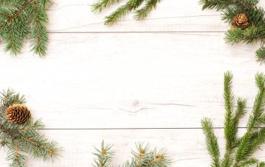 Mutlu Noeller ve duvar kağıtları. Mutlu yıllar kompozisyonu. Noel kozalakları, tahta beyaz arka planda köknar dalları. Üst görünüm ve kopyalama alanı