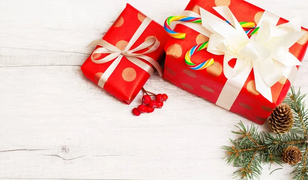 Frohe Weihnachten Und Ein Gutes Neues Jahr Weihnachtsgeschenk Tannenzapfen Tannenzweige — Stockfoto