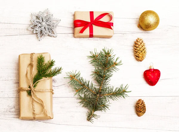 Frohe Weihnachten Und Ein Gutes Neues Jahr Weihnachtsgeschenk Kugeln Tannenzapfen — Stockfoto