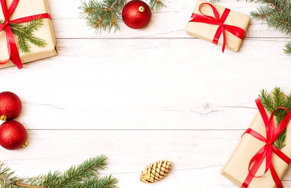 圣诞快乐的框架和壁纸 新年快乐作曲 圣诞礼物 松树枝 木制白色背景 顶部视图和复制空间 — 图库照片