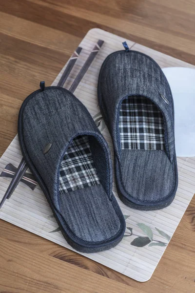 Zapatillas Casa Una Colchoneta Suelo Madera — Foto de Stock