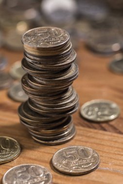 50 kopecks, bir yığın masada küçük sikkeleri