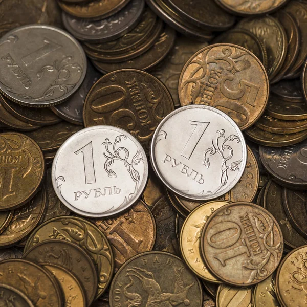 Bir sürü Rus paraları, iki küçük şeyler zemin karşı Rublesi