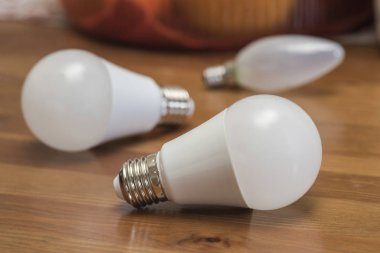 Elektrik ampulü kahverengi masa üzerinde