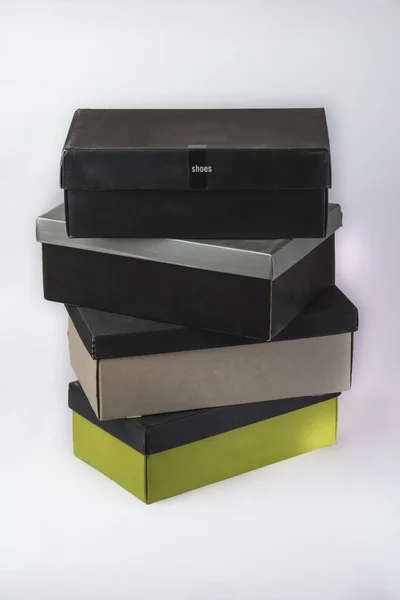 Une Pile Boîtes Multicolores Une Chaussure Isolat — Photo