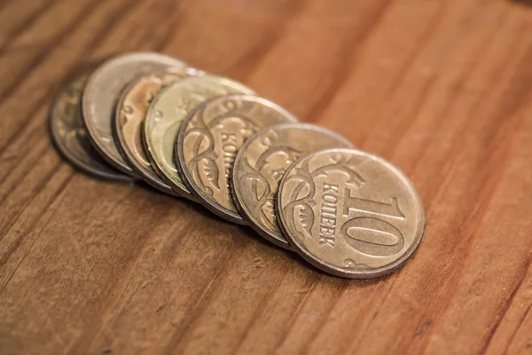 Ein Stapel Kleiner Kupfermünzen Cent Auf Braunem Tisch lizenzfreie Stockfotos