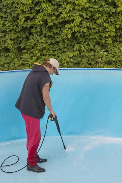 Eine Frau Reinigt Einen Sommerpool Mit Einem Hochdruckreiniger — Stockfoto