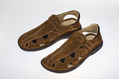 Kahverengi erkek süet sandalet, beyaz zemin üzerine yaz