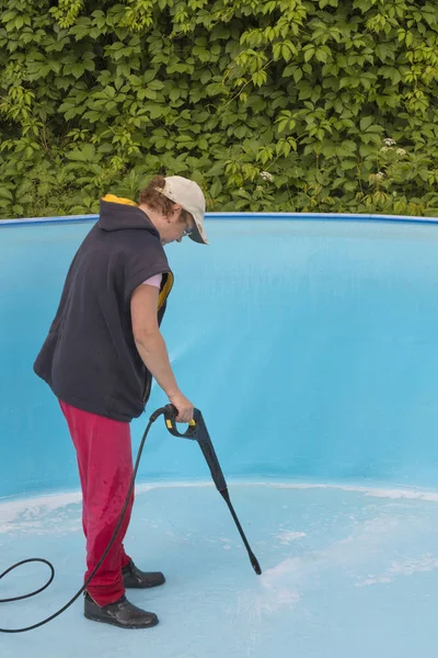 Eine Frau Reinigt Einen Sommerpool Mit Einem Hochdruckreiniger — Stockfoto