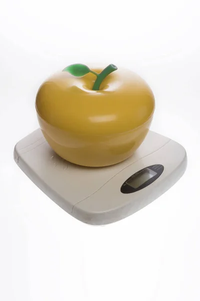 Plastikvase Form Eines Gelben Apfels Auf Haushaltswaagen — Stockfoto
