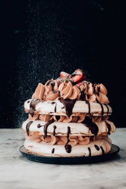 Pavlova kek çilek ve çikolata sosu. Tonlu görüntü. Kutlama kavramı.