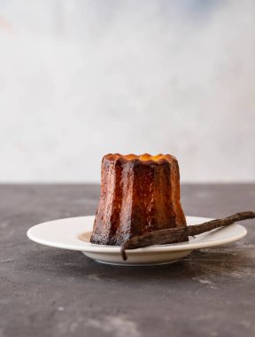 Fransız tatlı cannele, vanilya pod. seçici odak