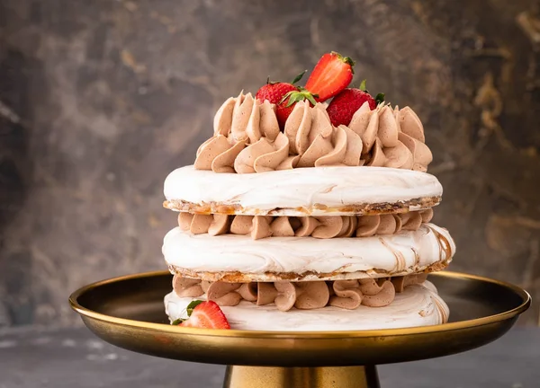 Tarta Pavlova Con Fresa Chocolate Ambiente Festivo Copiar Espacio — Foto de Stock