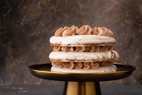Torta Pavlova Con Fragole Glassa Cioccolato Concetto Anno Nuovo Concetto — Foto Stock