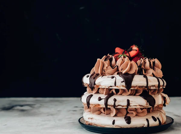 Tarta Pavlova Con Fresas Glaseado Chocolate Imagen Tonificada Concepto Celebración — Foto de Stock