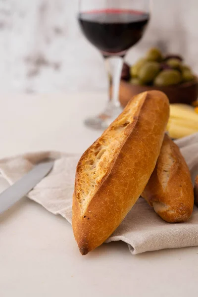 Verse Zelfgemaakte Brood Met Snacks Olijven Kaas Rode Wijn Mediterrane — Stockfoto