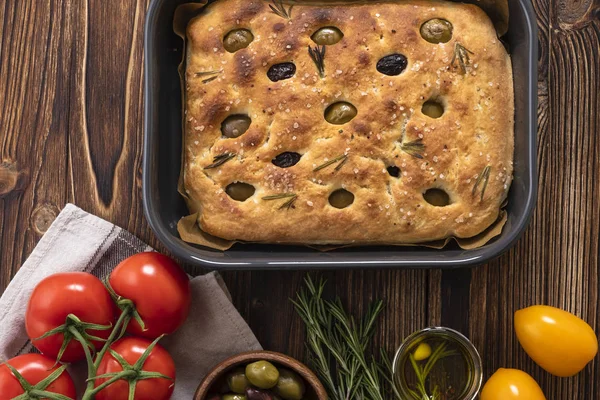 Traditionell Italiensk Focaccia Med Oliver Rosmarin Hemmagjord Platt Bröd Focaccia — Stockfoto