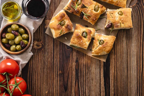 Tradiční Italská Focaccia Olivami Rozmarýn Domácí Chléb Focaccia Rustikální Styl — Stock fotografie