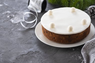 Noel meyveli kek, puding plaka üzerinde. Noel kavramı. Kopya alanı.