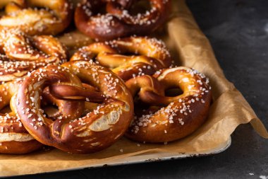 Rustik masada tuz ile taze pişmiş ev yapımı yumuşak pretzel. Octoberfest için mükemmel. 