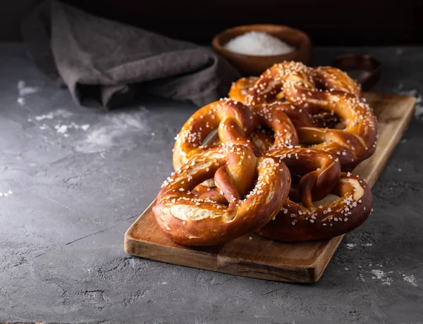 Rustik masada tuz ile taze pişmiş ev yapımı yumuşak pretzel. Octoberfest için mükemmel. 