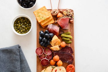 Akdeniz mezeleri, tapas ya da antipasto dolu bir masa. Çeşitli İtalyan yemek takımları. Partide ya da piknikte lezzetli atıştırmalıklar. Et ve peynirli kıyma tahtası. İtalyan usulü ziyafet. Üst görünüm.