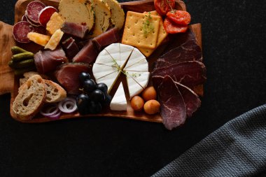 Akdeniz mezeleri, tapas ya da antipasto dolu bir masa. Çeşitli İtalyan yemek takımları. Partide ya da piknikte lezzetli atıştırmalıklar. Et ve peynirli kıyma tahtası. İtalyan usulü ziyafet. Üst görünüm.