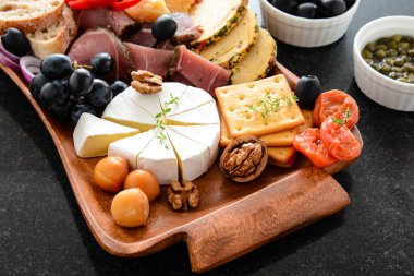 Akdeniz mezeleri, tapas ya da antipasto dolu bir masa. Çeşitli İtalyan yemek takımları. Partide ya da piknikte lezzetli atıştırmalıklar. Et ve peynirli kıyma tahtası. İtalyan usulü ziyafet. Üst görünüm.