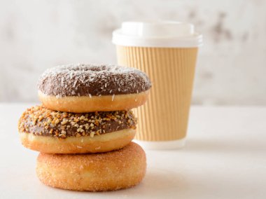 Çikolata ile çeşitli börekler buzlu, sırlı ve donuts sprinkles.