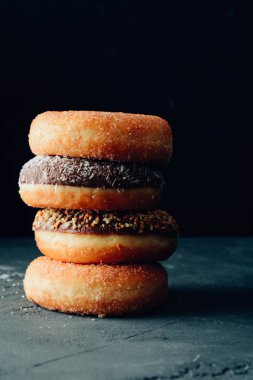 Çikolata ile çeşitli börekler buzlu, sırlı ve donuts sprinkles.