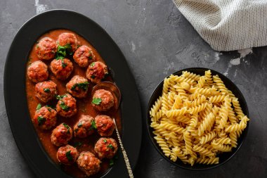 Makarna köfte ve masada domates sosu ile.