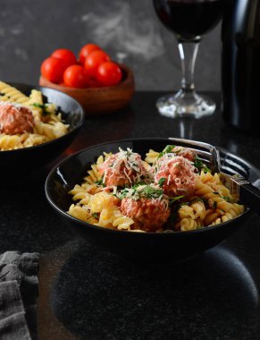 Makarna köfte ve masada domates sosu ile.