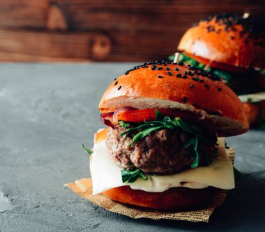 Taze sebzeli ev yapımı hamburger..