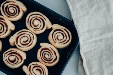 Baharat ve doldurma kakao ile taze pişmiş tarçınlı çörek. Tatlı ev yapımı pasta Noel pişirme. Yakın çekim. Kanelbule - İsveç tatlı.