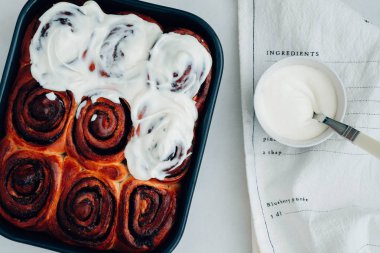 Baharat ve doldurma kakao ile taze pişmiş tarçınlı çörek. Tatlı ev yapımı pasta Noel pişirme. Yakın çekim. Kanelbule - İsveç tatlı.