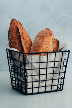 Taş fırında ekmek ürün yelpazesine arka plan kompozisyon ekmek dilimleri ile masa ve kopya alanı rulolar