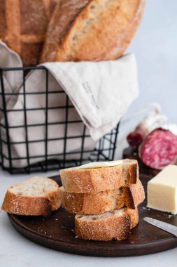 Taş fırında ekmek ürün yelpazesine arka plan kompozisyon ekmek dilimleri ile masa ve kopya alanı rulolar