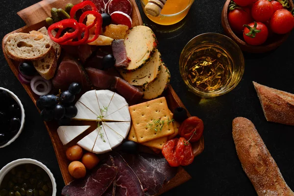 Mesa Cheia Aperitivos Mediterrâneos Tapas Antipasto Conjunto Comida Italiana Variada — Fotografia de Stock