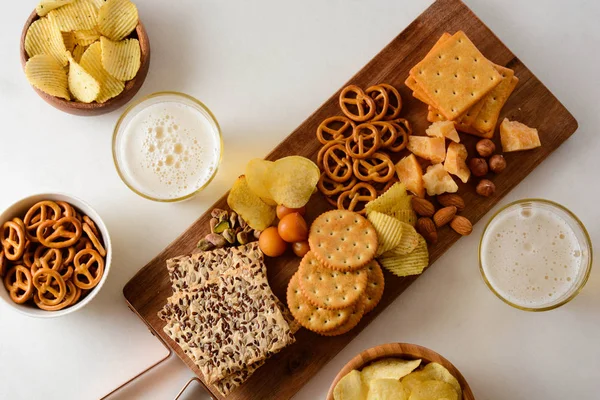 Lager bira ve taş tablo snacks. Kuruyemiş, cips. Üstten görünüm ile boşaltmak