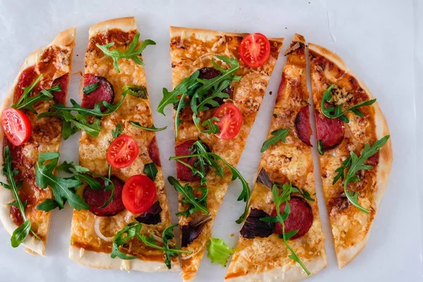 Flatbread Pizza Gegarneerd Met Frisse Rucola Houten Pizza Bord Bovenaanzicht — Stockfoto