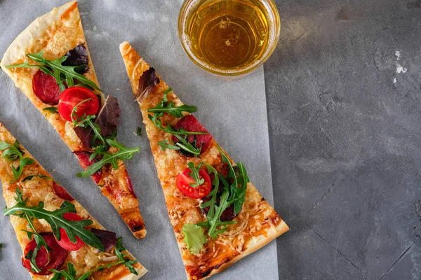 Flatbread Pizza Gegarneerd Met Frisse Rucola Houten Pizza Bord Bovenaanzicht — Stockfoto