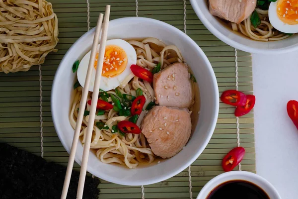 Sopa Tradicional Japonesa Ramen Con Caldo Carne Fideos Asiáticos Algas — Foto de Stock